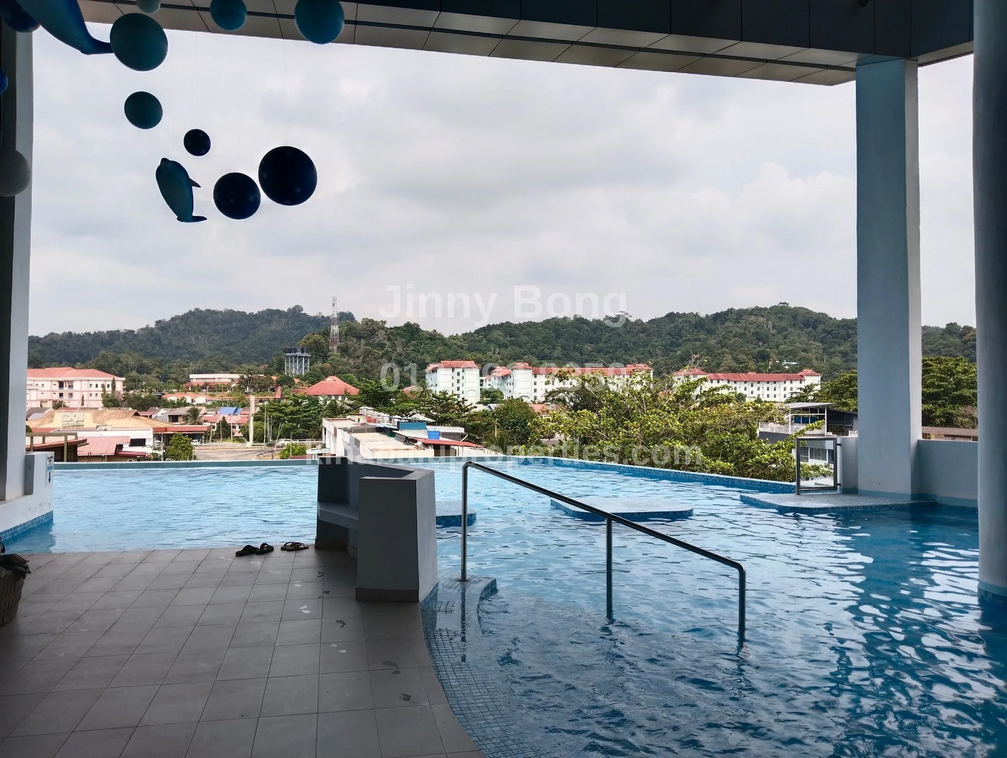 Partially covered infinity pool