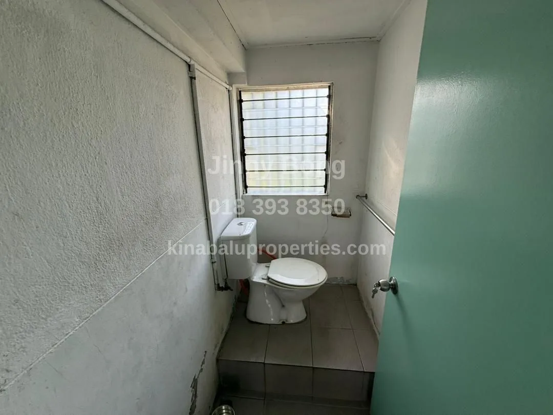 Ground-floor bathroom 2