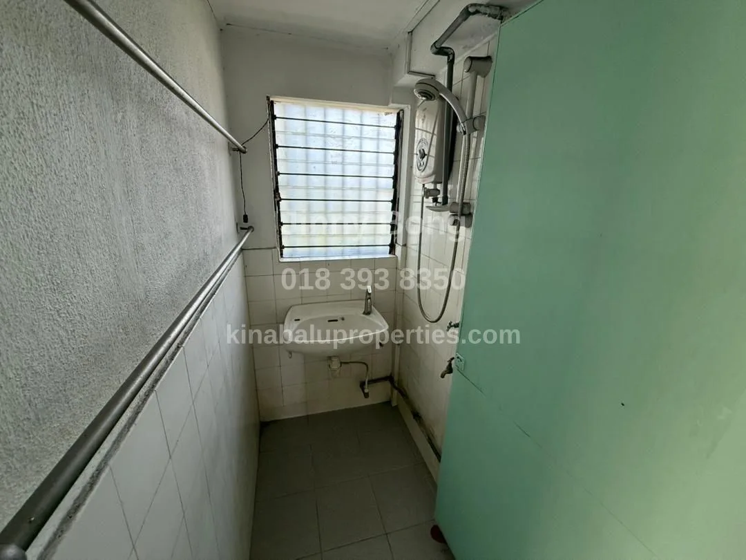 Ground-floor bathroom 1